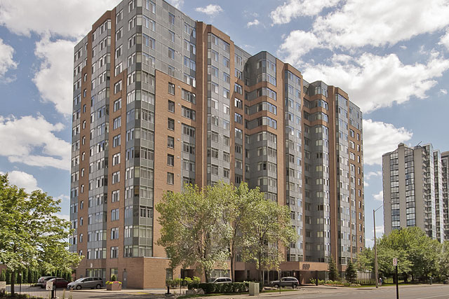 Club One Condos in Square One at 300 Webb Drive, Mississauga