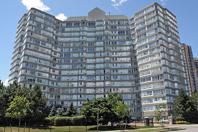 Californian Condos at 50 Kingsbridge Garden Circle in Square One Mississauga